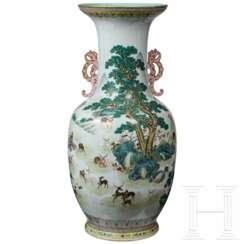 Monumentale Famille-rose-Vase mit "Hundert-Hirsche-Dekor", späte Qing-Dynastie oder frühe Republik, spätes 19. - frühes 20. Jhdt.