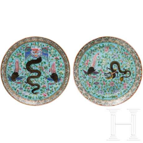 Ein Paar Porzellanteller mit Emailledekor, China, späte Quing-Dynastie - фото 1