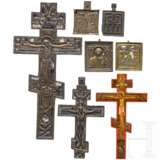 Drei Kruzifixe, drei Bronze-Ikonen sowie Mittelstück eines Triptychons, Russland, 18./19. Jhdt. - photo 1