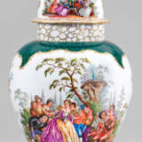 Prunkvolle Zierdeckelvase mit Watteauszenen - фото 1