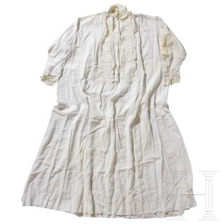 Queen Alexandra (1844 - 1925) - weißes Leinen-Nachthemd der Gemahlin von King Edward II. - photo 1