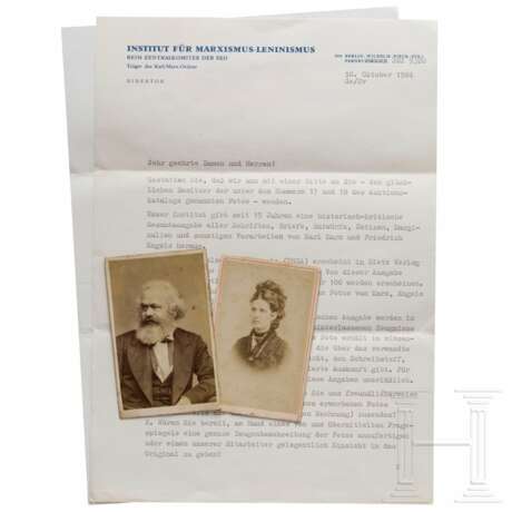 Karl und Jenny Marx - zwei Studio-Portraitaufnahmen im Visitenkartenformat, London, ca. 1875 bzw. Trier, wohl um 1881 - Foto 1