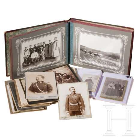 Fotoalbum mit 20 Fotos sowie 38 Hartkartonfotos mit Portraits von Militärangehörigen - фото 1