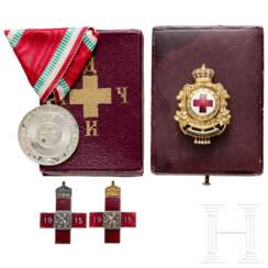 Ehrenzeichen des Roten Kreuzes, zwei Verdienstkreuze sowie Verdienstmedaille