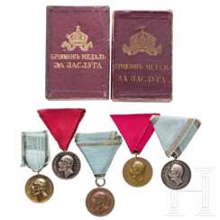 Fünf Medaillen "Für Verdienst" mit zwei Verleihungsetuis