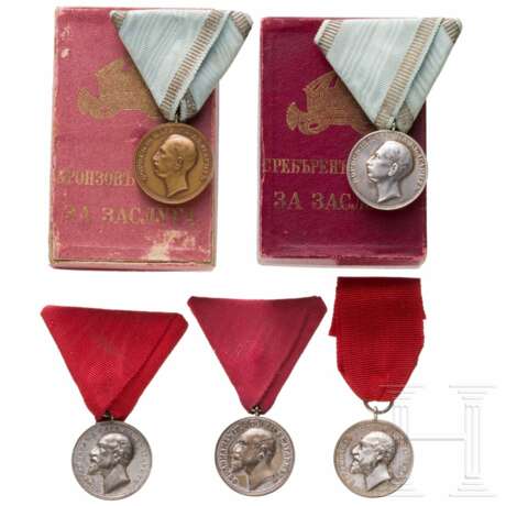 Fünf Medaillen "Für Verdienst" mit zwei Verleihungsetuis - фото 1