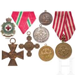 Vier Medaillen, zwei Ehrenkreuze sowie Ehrenzeichen des Roten Kreuzes