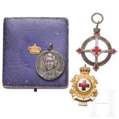Zwei Ehrenzeichen des Roten Kreuzes und silberne Hochzeitsmedaille Maria di Savoja