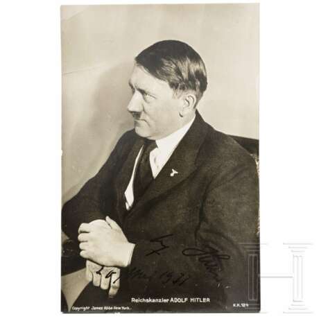 Adolf Hitler - eigenhändig signierte und datierte Portraitpostkarte zum 20. Mai 1933 - Foto 1