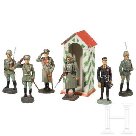 Elastolin Rudolf Hess in SS-Uniform, fünf Offiziere und Soldaten sowie Schilderhaus mit Lineol Wachposten - Foto 1