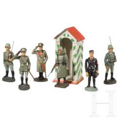 Elastolin Rudolf Hess in SS-Uniform, fünf Offiziere und Soldaten sowie Schilderhaus mit Lineol Wachposten