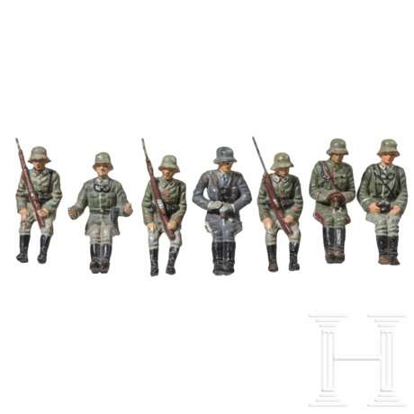 Sieben sitzende Lineol Soldaten des Heeres und der Luftwaffe für Fahrzeuge und Gespanne - photo 1