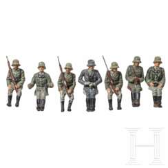 Sieben sitzende Lineol Soldaten des Heeres und der Luftwaffe für Fahrzeuge und Gespanne