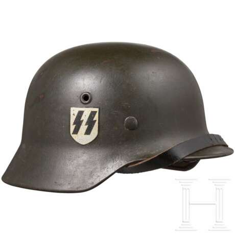 Stahlhelm M 40 der Waffen-SS mit einem Abzeichen - фото 1