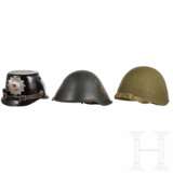 Tschako und Helm, DDR, sowie weiterer Helm, Sowjetunion, um 1950 - 1990 - Foto 1