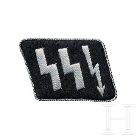 A Single Runic Collar Tab for SS-VT Signals Officer - photo 1