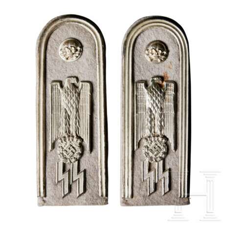 A Pair of Non-Matching Shoulderboards for Members of the Waffen SS - photo 1