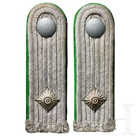 A Pair of Shoulder Boards for a Waffen SS-Obersturmführer of Rifle Regiments/Mountain Troops - фото 1