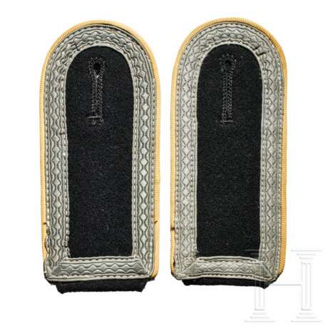 A Pair of Shoulder Straps for an SS-Scharführer of Signals - фото 1