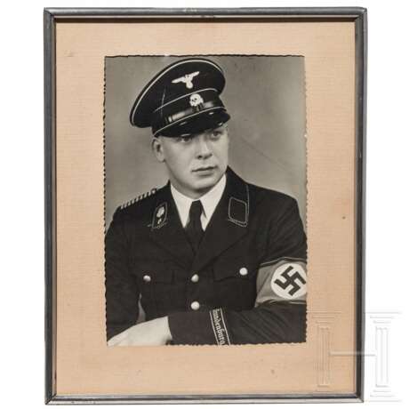 Großformatiges Portraitfoto eines SS-Mannes mit Ärmelband im Grenadier-Regiment "Brandenburg" - Foto 1