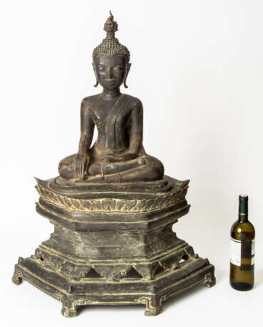 SEHR GROSSE FIGUR DES BUDDHA MARAVIJAYA - photo 2