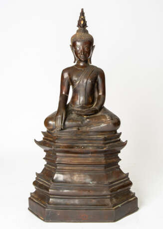 SEHR GROSSE BRONZE-FIGUR DES BUDDHA MARAVIJAYA - фото 1