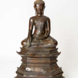 SEHR GROSSE BRONZE-FIGUR DES BUDDHA MARAVIJAYA - фото 1