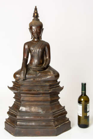 SEHR GROSSE BRONZE-FIGUR DES BUDDHA MARAVIJAYA - фото 2