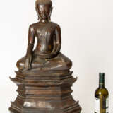 SEHR GROSSE BRONZE-FIGUR DES BUDDHA MARAVIJAYA - photo 2