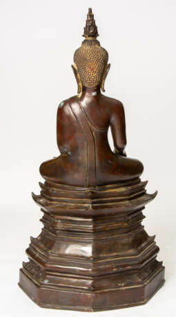 SEHR GROSSE BRONZE-FIGUR DES BUDDHA MARAVIJAYA - photo 4