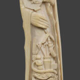Große Elfenbeinfigur eines Gelehrten mit Drachenstock - фото 1