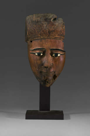 AN EGYPTIAN GLASS, BONE AND BRONZE-INLAID WOOD FACE FROM A COFFIN - Foto 1