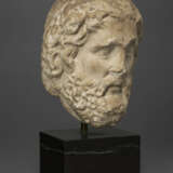 A ROMAN MARBLE HEAD OF ASCLEPIUS - Foto 2