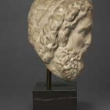 A ROMAN MARBLE HEAD OF ASCLEPIUS - Foto 3