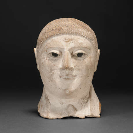 AN EGYPTIAN PLASTER AND GLASS MUMMY MASK OF A YOUNG MAN - Foto 1