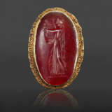 A GREEK GOLD AND CARNELIAN FINGER RING WITH APOLLO KITHAROIDOS - фото 1