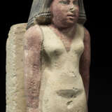 AN EGYPTIAN PAINTED LIMESTONE FIGURE OF A WOMAN - фото 8