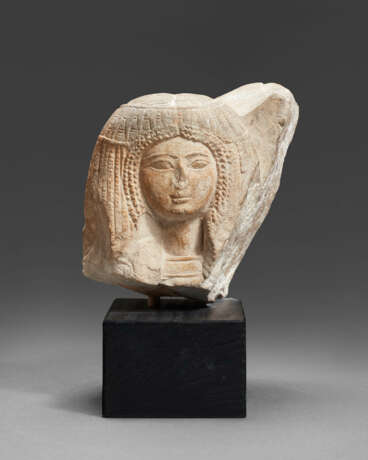 AN EGYPTIAN LIMESTONE PORTRAIT HEAD OF A WOMAN - фото 1