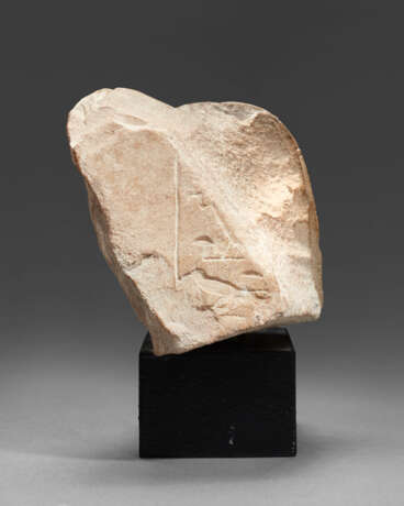 AN EGYPTIAN LIMESTONE PORTRAIT HEAD OF A WOMAN - photo 5