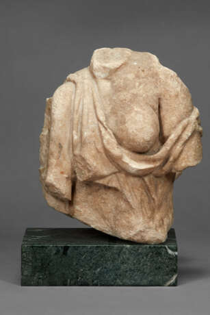 A ROMAN MARBLE FEMALE TORSO - Foto 1