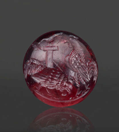 A GREEK GARNET RINGSTONE WITH A COCKFIGHT - photo 1