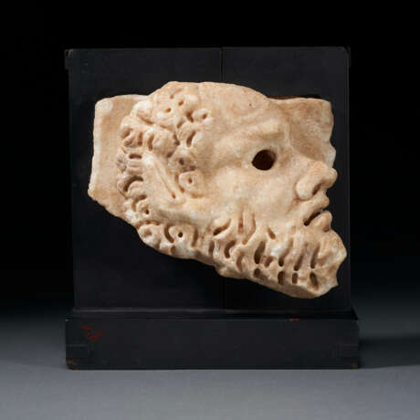 A ROMAN MARBLE MASK OF A SATYR - Foto 1