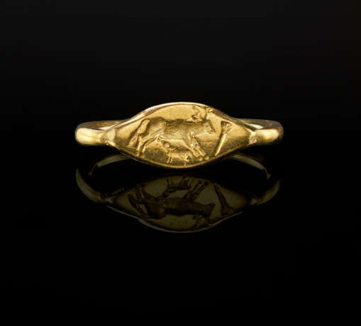 A GREEK GOLD FINGER RING WITH A COW SUCKLING A CALF - Foto 1