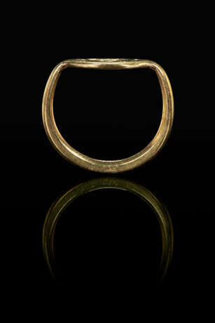 A GREEK GOLD FINGER RING WITH A COW SUCKLING A CALF - photo 2
