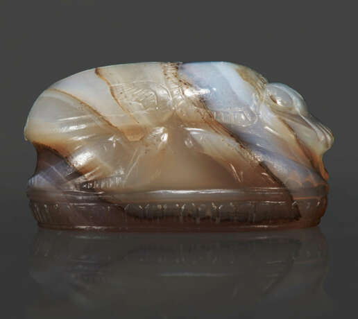 AN ETRUSCAN BANDED AGATE SCARAB WITH AENEAS AND ANCHISES - фото 2