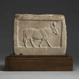 AN EGYPTIAN LIMESTONE SCULPTOR`S MODEL WITH A SACRED BULL - Foto 1
