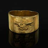 A ROMAN GOLD FINGER RING WITH CLASPED HANDS - photo 1