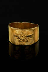 A ROMAN GOLD FINGER RING WITH CLASPED HANDS