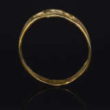 A ROMAN GOLD FINGER RING WITH CLASPED HANDS - Foto 2