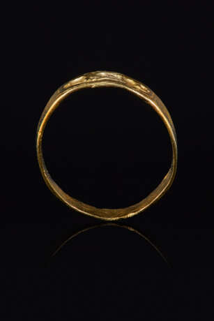 A ROMAN GOLD FINGER RING WITH CLASPED HANDS - фото 2